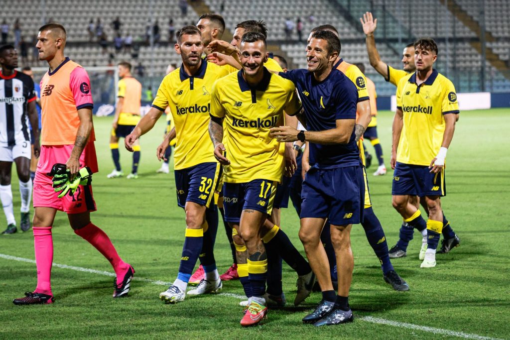 modena-gruppo-esultanza-gol
