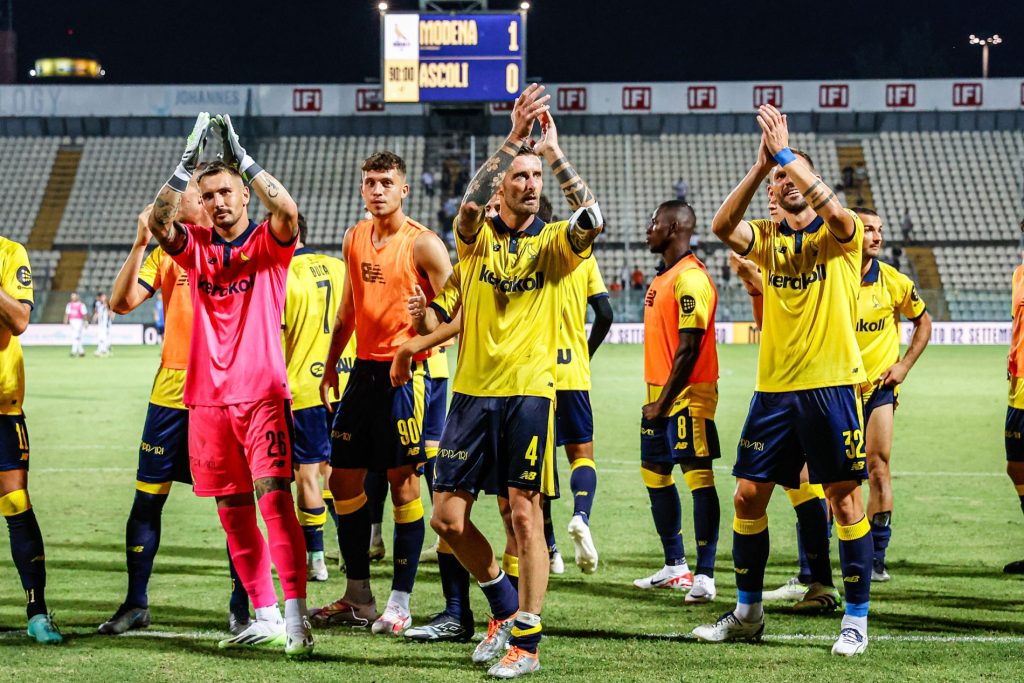 modena-gruppo-esultanza-gol